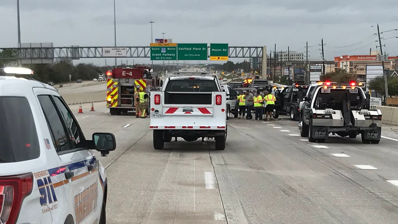 Accidente de un camión de carga en la US-290 West ocasiona retrasos en la vía