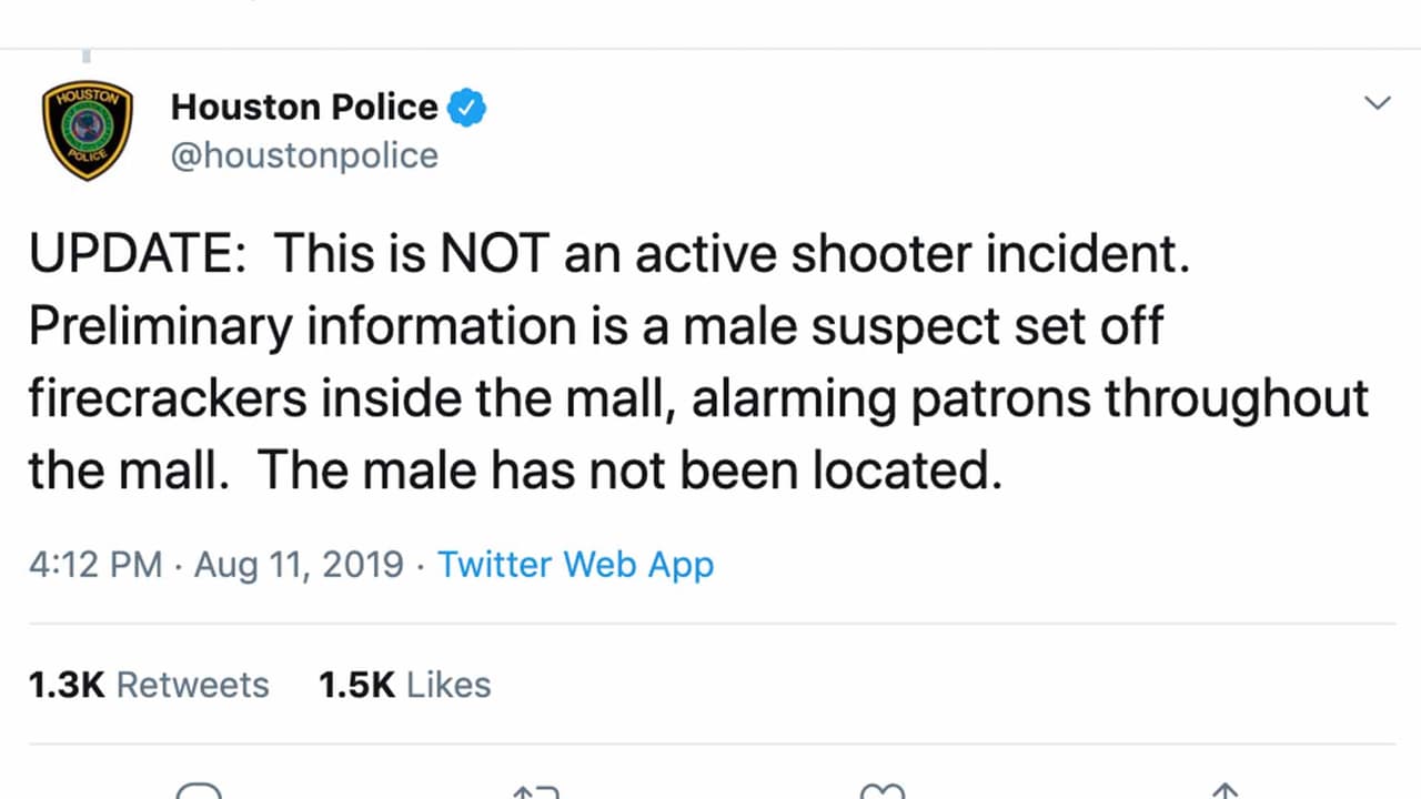 Una segunda publicación en las redes sociales indicó que un hombre habría disparado petardos en el lugar.