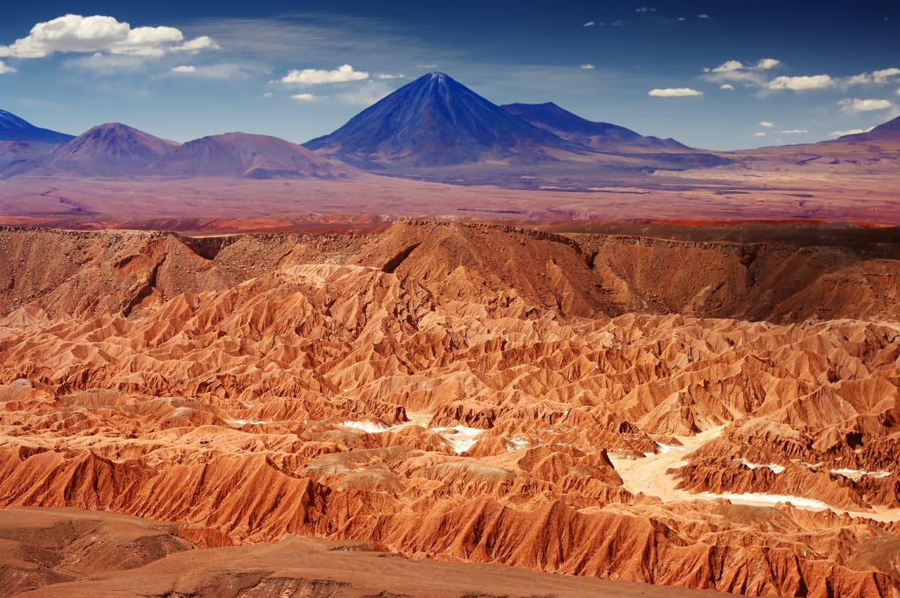 <b>Valle de la Luna, Chile</b>
<br>
<br>Llamado así por su parecido con el paisaje lunar, esta zona del desierto de Atacama es conocida por sus rocas irregulares talladas por el viento. Cuando el sol se va poniendo cada tarde la luz hace que el color de las rocas pase de rosa a rojo intenso. Este desierto es uno de los mejores puntos para observar las estrellas en el mundo.
<br>