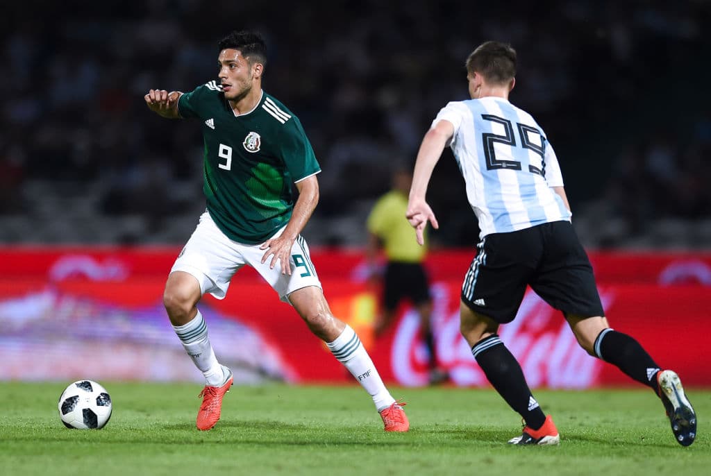 El delantero del Wolverhampton Raúl Jiménez (izquierda) tuvo una labor de más sacrificio sin tantas oportunidades de gol en el primer tiempo.