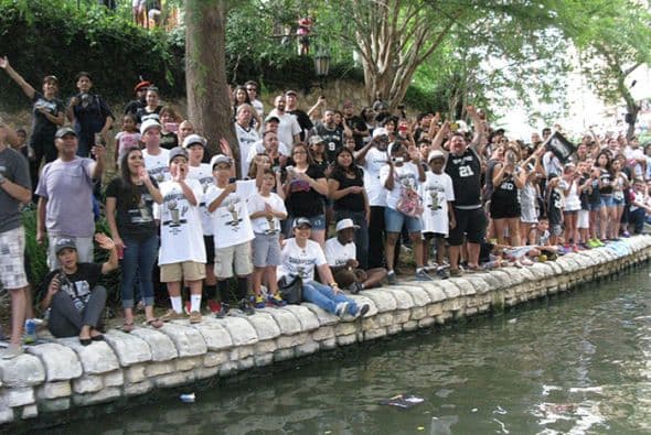 Photos: Spurs Championship Parade 2014 Barges