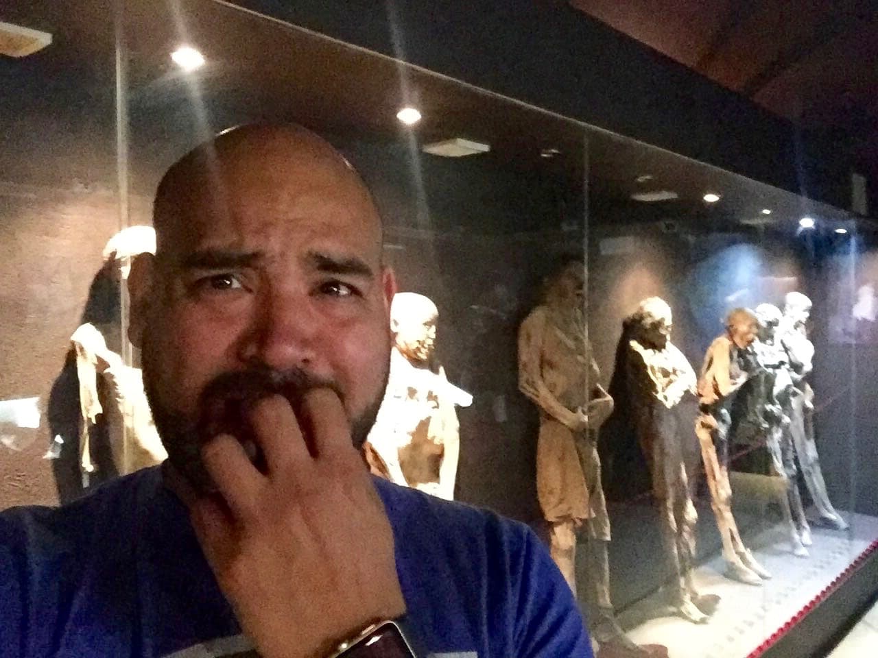 El Pelón salió de ahí con otra visión de las momias, ahora solo esperemos que pueda dormir...