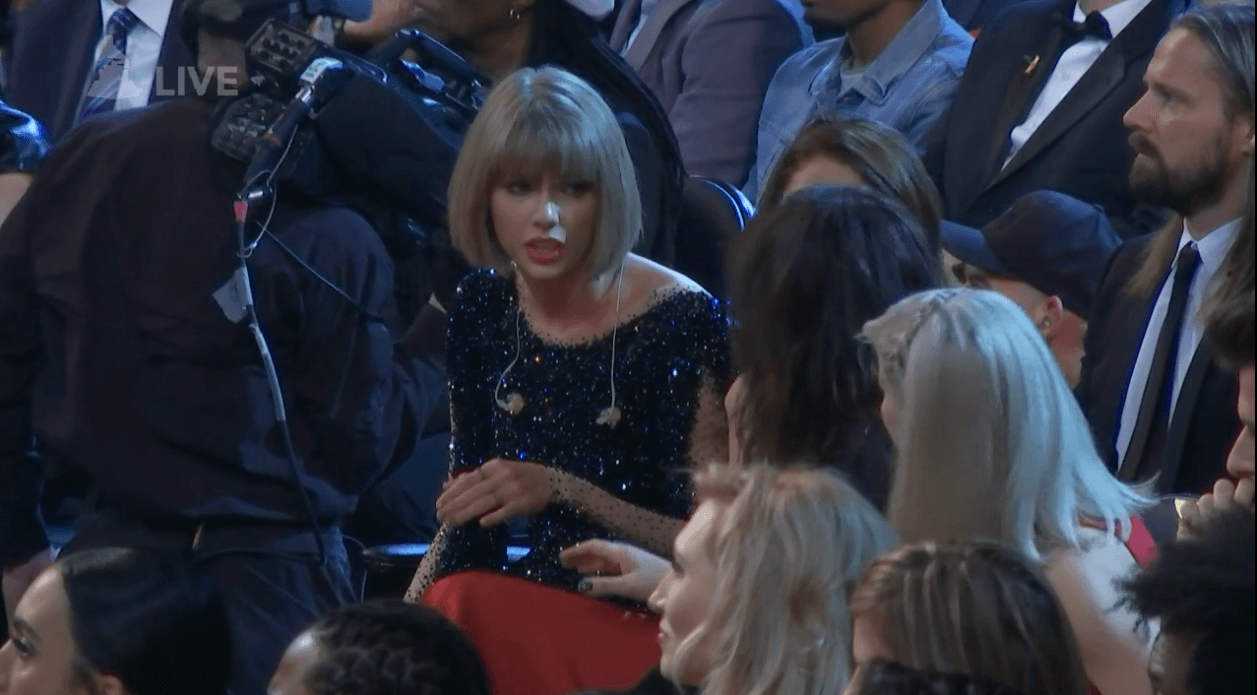 Al bajar se sentó junto a Selena y se notaba muy consternada, su amiga la abrazó y la confortó por el pequeño detallito en su presentación.