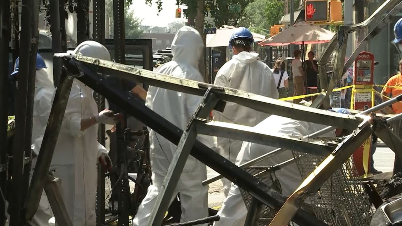 <b>Los bomberos lucharon contra las llamas durante casi dos horas</b> antes de controlarlas poco después de las 6:00 a.m.