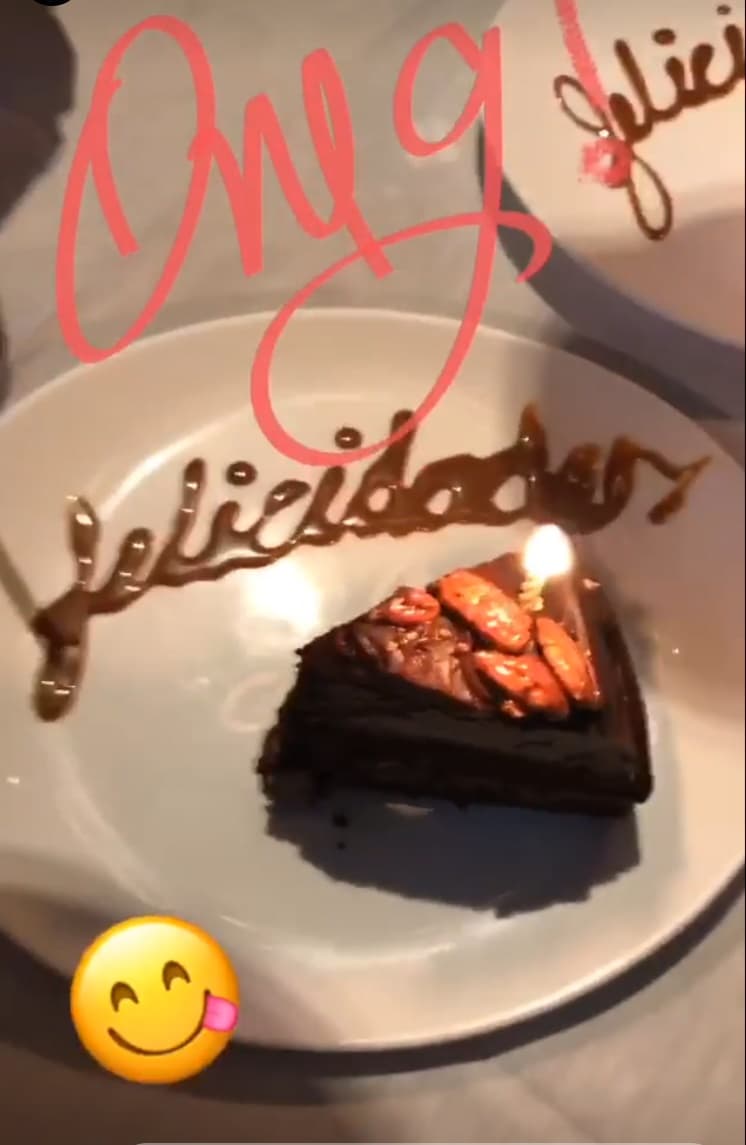 Por la noche, durante una cena en la que no reveló con quien estaba, le dieron otras dos rebanadas de pastel.