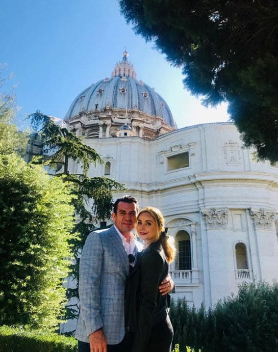 La actriz le dio el sí, pero siempre le ha reclamado por cómo le dio el anillo porque no sucedió como ella esperaba: "Yo me imaginaba en el globo aerostático, que pasaba la avioneta. Yo soy súper detallista, entonces me imaginé cosas en mi cabeza que no pasaron”, dijo.
<br>