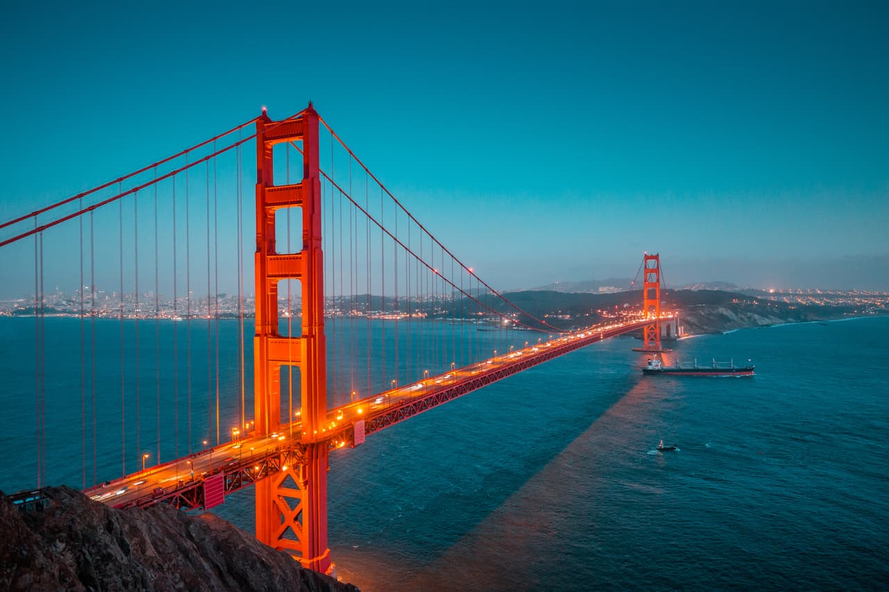<b>Golden Gate.</b>
<br>
<br>El 27 de mayo de 1937 se abrió al público en San Francisco este icónico puente colgante. Aunque ya no es el más largo del mundo, sigue siendo el símbolo del estado de California y el preferido de los visitantes de la ciudad. 
<a href="https://www.univision.com/noticias/construccion/los-80-anos-del-legendario-puente-golden-gate-fotos-fotos"><u>Vea aquí las fotografías históricas de esta imponente estructura</u></a> 
<br>