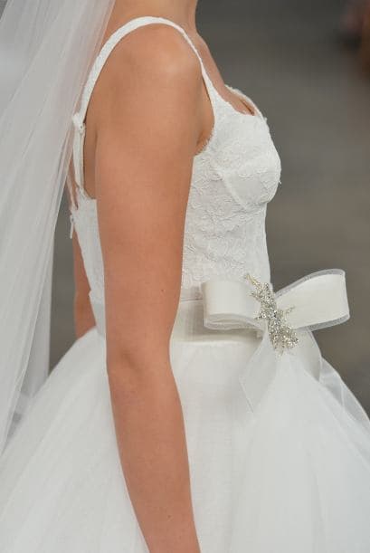 Aquí los mejores modelos del diseñador Monique Lhuillier.