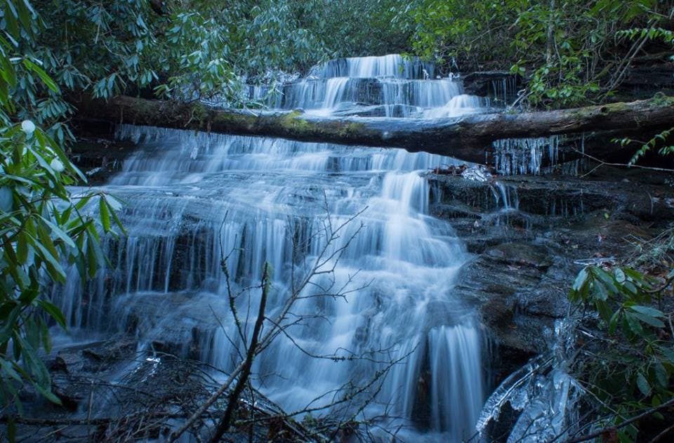 <b><a href="https://www.fs.usda.gov/recarea/nfsnc/recreation/recarea/?recid=48686">Panthertown Valley, Nantahala National Forest</a></b>. El Panthertown Valley de 6,295 acres se encuentra en un rincón remoto del Bosque Nacional Nantahala. El valle ha sido apodado "el Yosemite del Este", debido a sus impresionantes cúpulas de granito y acantilados. Esas paredes de granito enmarcan un plácido valle con 30 millas de senderos y viejos caminos madereros que están abiertos a ciclistas de montaña y jinetes, pero que son más adecuados para el senderismo.
<br>
<br>
<b><a href="https://goo.gl/maps/jkqNKkVjrFPHiEHa9">Cómo llegar</a></b>