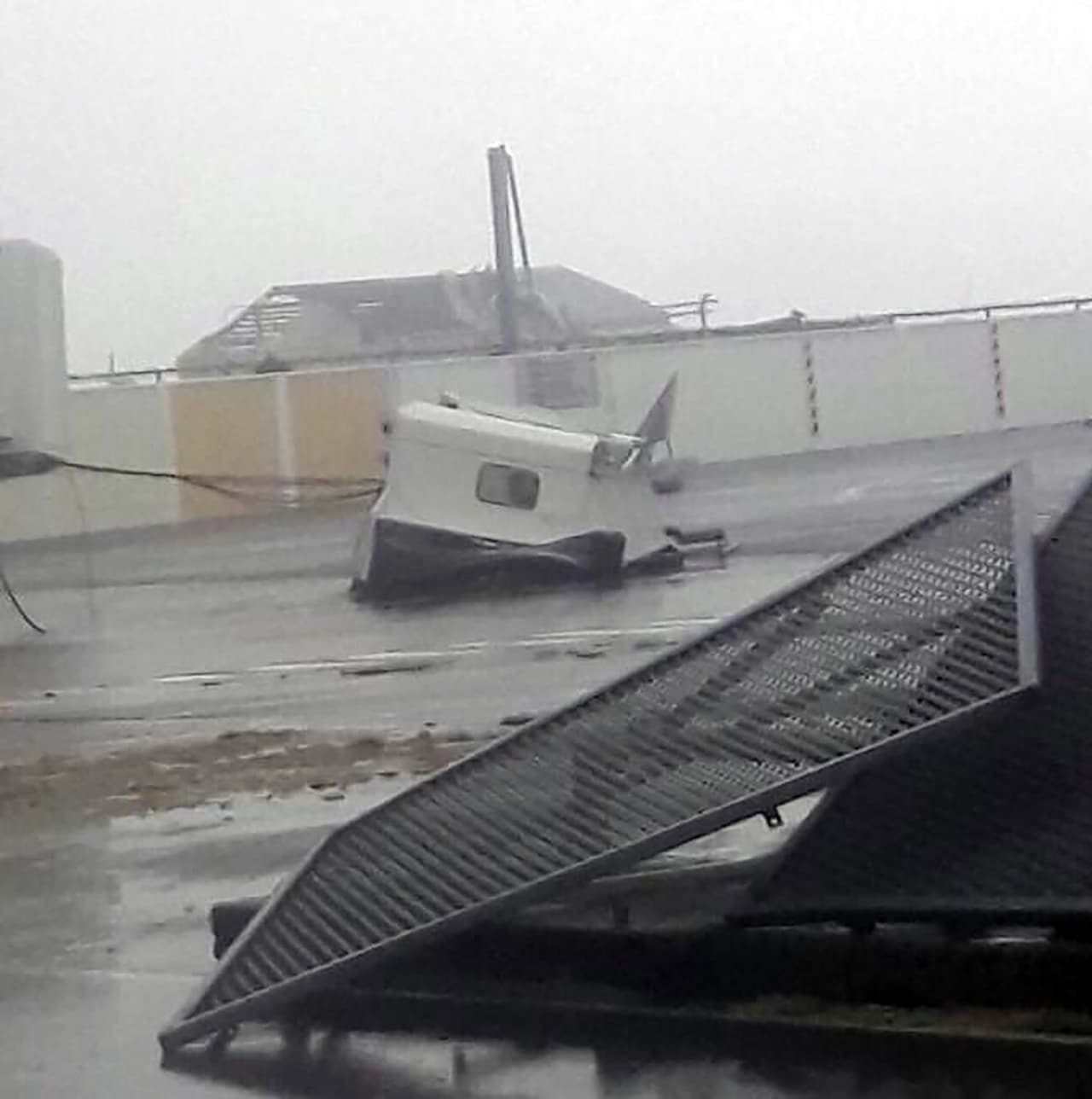 La destrucción en el aeropuerto, afectado por los vientos.
