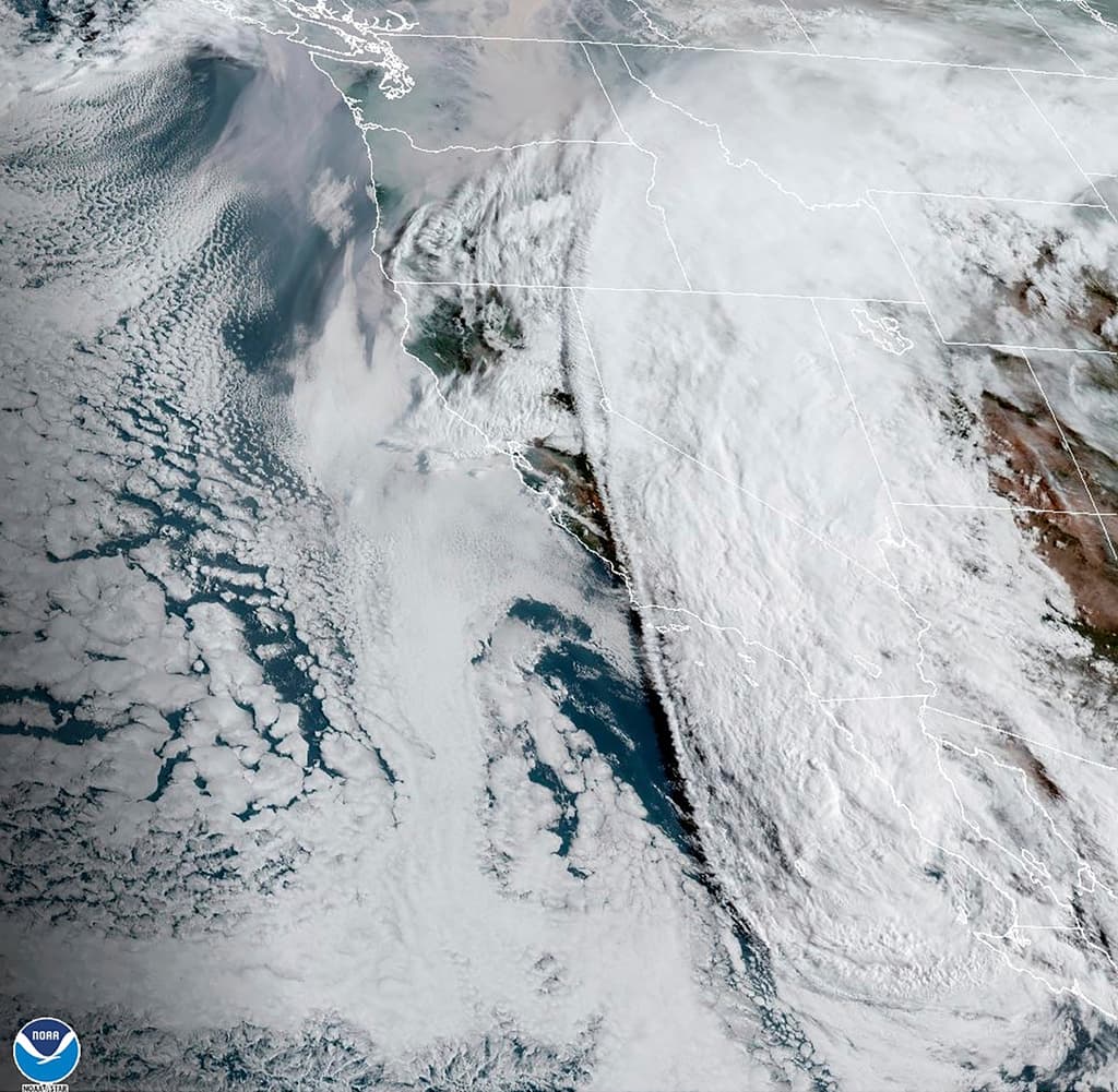La tormenta tropical Hilary entró este domingo en la tarde al sur de California, pero desde muy temprano en el día llovió en varios de sus condados.