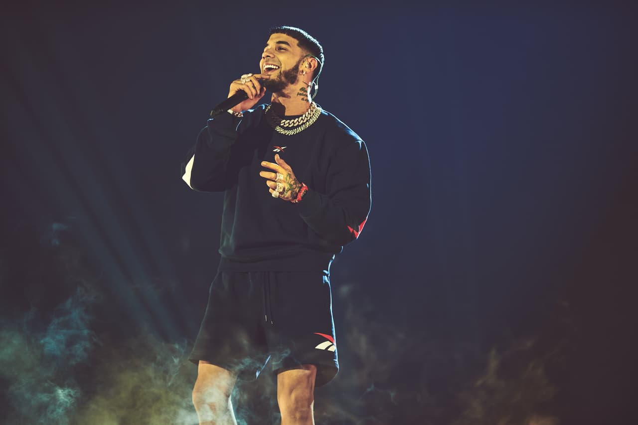 <b>Anuel</b> también acudió al primer día de ensayos para preparar su performance del tema ‘Más Rica Que Ayer’ junto a DJ Luian y Mambo Kingz. El considerado uno de los pioneros del movimiento trap latino, está nominado en la categoría Mejor Artista – Urbano. Ha ganado en seis ocasiones los Latin AMAs.