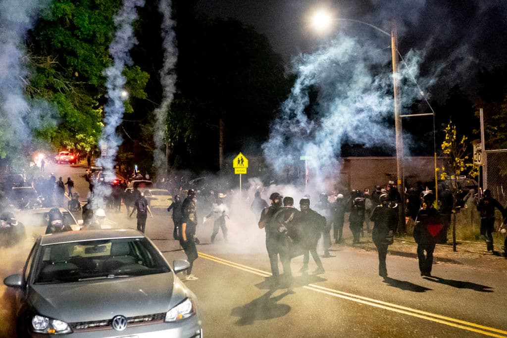 Las manifestaciones en Portland comenzaron a fines de mayo, tras el asesinato de George Floyd en Minneapolis. Durante estas 100 jornadas de enfrentamientos ha habido disturbios, ventanas rotas, pequeños incendios y han arrojado piedras, cócteles molotov y otros objetos a la policía, que en algunos casos ha respondido severamente.