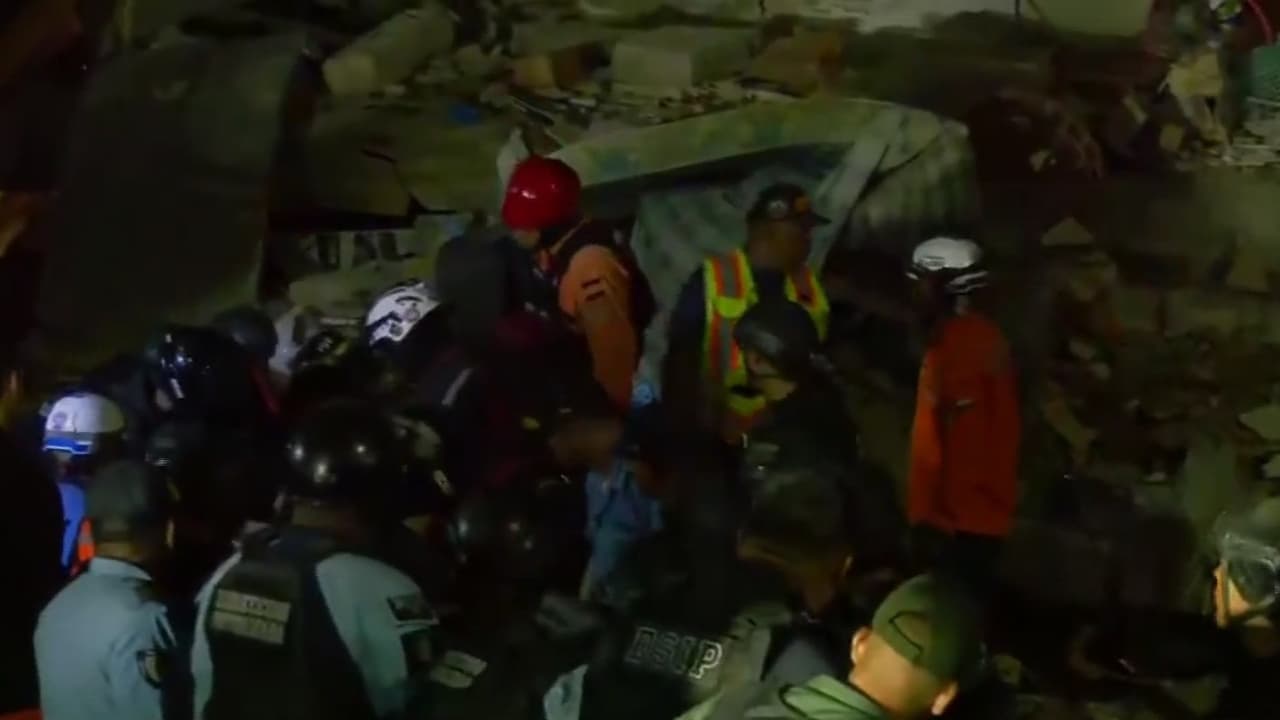 Confirman muertos y buscan sobrevivientes tras derrumbes por sismo en Caracas, Venezuela