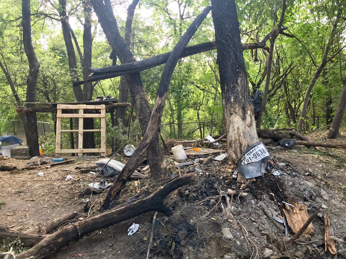 Cinco ocupantes de una camioneta y un indigente que dormía en el lugar mueren calcinados cuando el vehículo se estrelló contra un árbol e incendia. Sus familiares ahora recauda fondos para la repatriación del cuerpo.