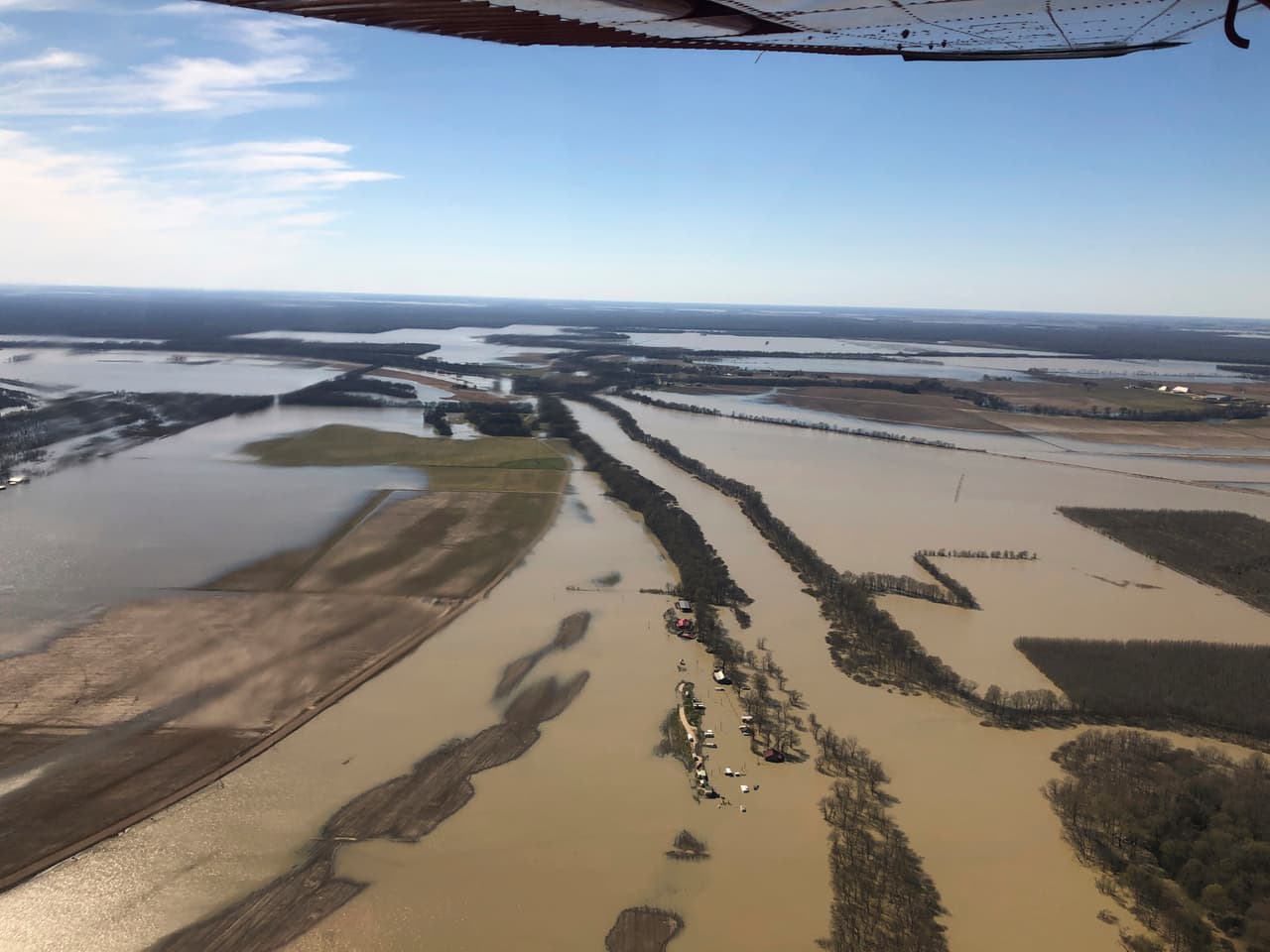 Los estados más afectados por las crecidas son Nebraska, Iowa, Minnesota, Wisconsin y Dakota del Sur. Aguas abajo, el río Mississippi también ha salido de su cauce en algunas zonas agrícolas, tal como vemos en esta fotografía tomada en Yazoo City, en el estado Mississippi.