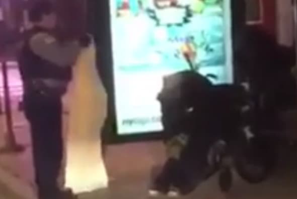 Video de policía de Chicago protegiando a una mujer del frío se vuelve viral