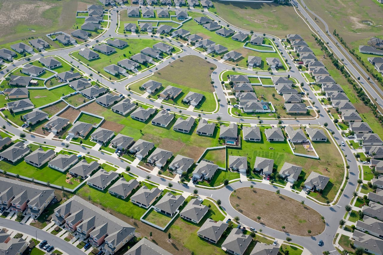 <b>Puesto 20. Gerentes de desarrollo de terrenos</b>
<br>
<br>
<b>A qué se dedican:</b> supervisan los proyectos de construcción residencial, comercial o industrial desde las fases iniciales hasta su finalización. 
<br>
<br>
<b>Principales industrias donde han sido contratados:</b> bienes raíces y construcción.
<br>
<br>
<b>Principales lugares donde han sido contratados:</b> Orlando, Atlanta y Charlotte.
<br>
<br>
<b>Salario anual:</b> entre 68,500 y 123,000 dólares. 
<br>
<br>
<b>Distribución de género:</b> 12.1% mujeres y 87.9% hombres.
<br>
<br>
<b>Experiencia previa promedio:</b> 12 años.
<br>
<br>
<b>Disponibilidad para el trabajo remoto:</b> 0.4%.