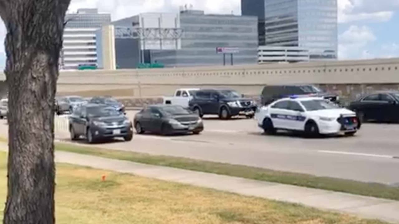 El hombre enmascarado llevaba una bolsa en la mano y la tiró al piso.