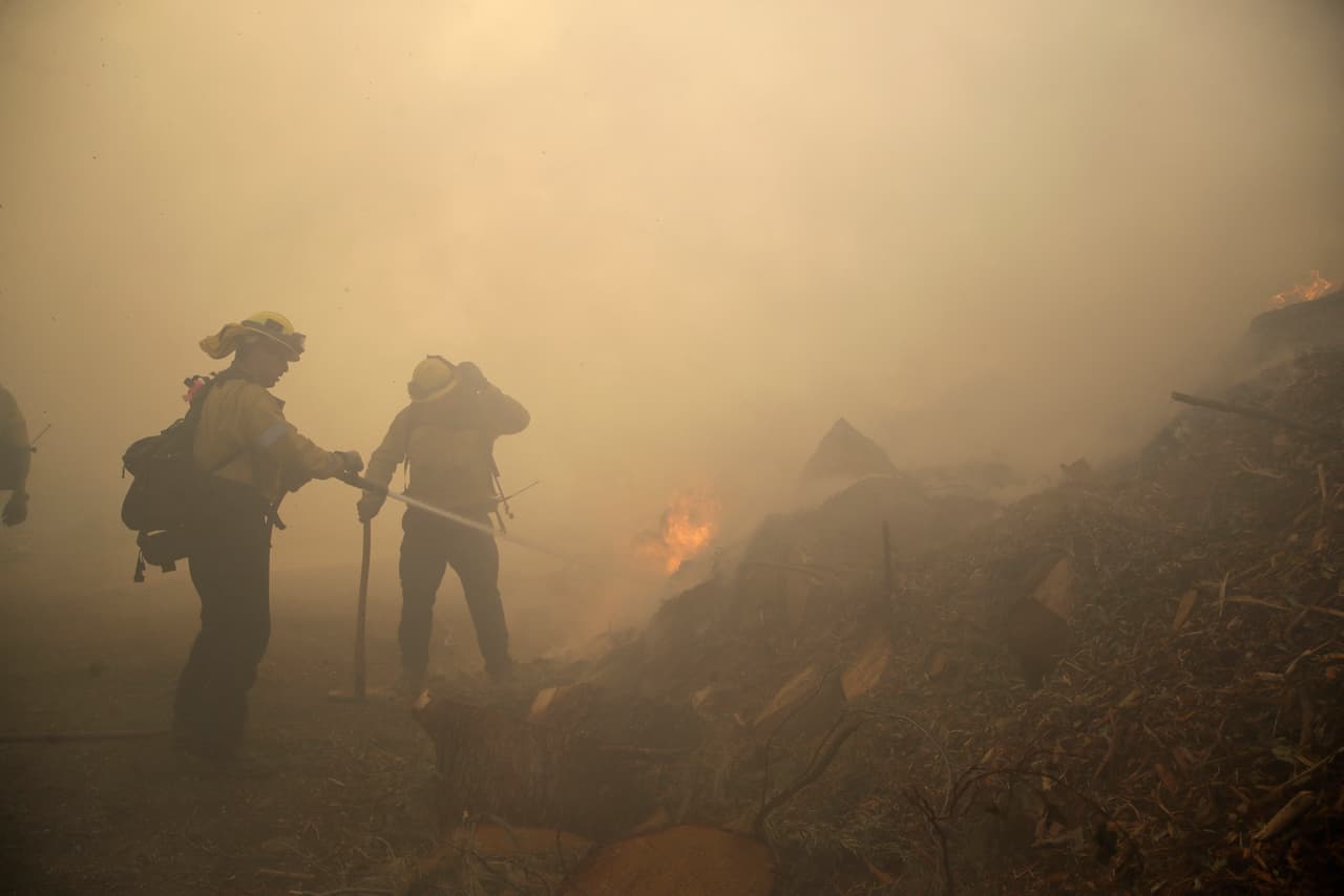 Casi dos millones de habitantes del norte de California volvían a tener electricidad el sábado por la noche, según anunció Pacific Gas & Electric Co, después de que la mayor compañía eléctrica del estado desconectara el servicio esta semana en un intento de evitar incendios forestales.