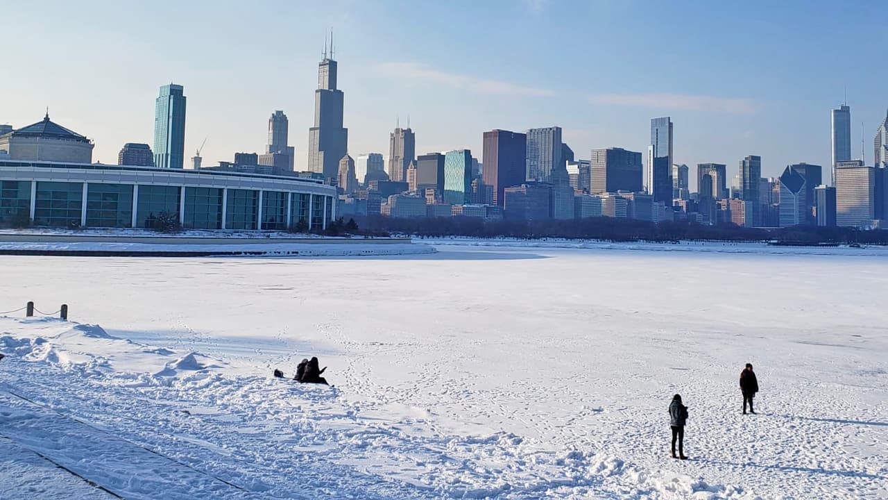 Algunos de los visitantes del Lago Michigan se atreven a adentrarse en las partes congeladas para sacarse fotos. Hay que extremar las precauciones.