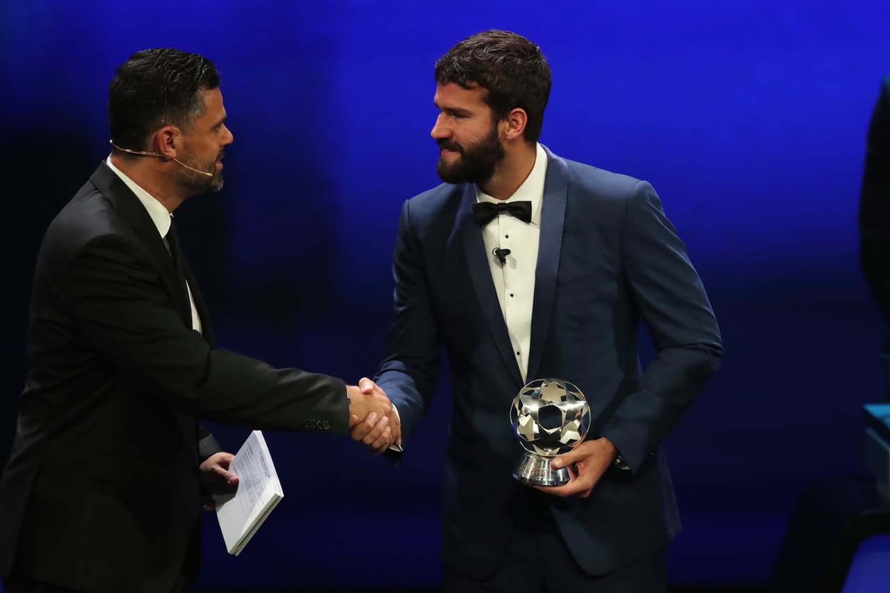 Alisson recibiendo su premio.