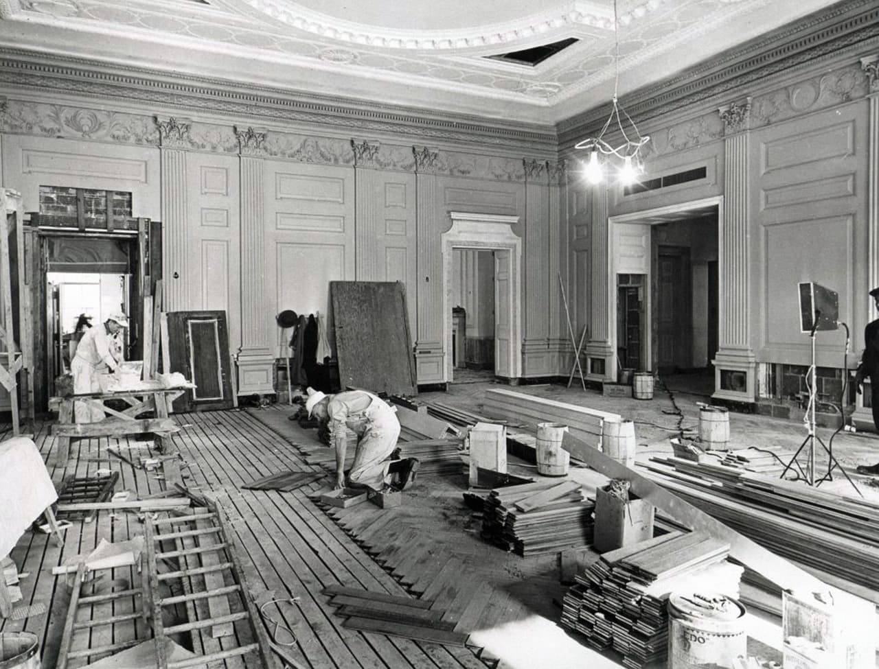 <b>La renovación de Truman.</b> Desde 1948, el presidente Harry S. Truman
<b> </b>llevó a cabo una reconstrucción importante que incluyó un nuevo bastidor interno de acero y la reconstrucción de los cuartos originales dentro de la nueva estructura. En la foto, trabajadores restauran el piso y paredes del comedor, en 1952.