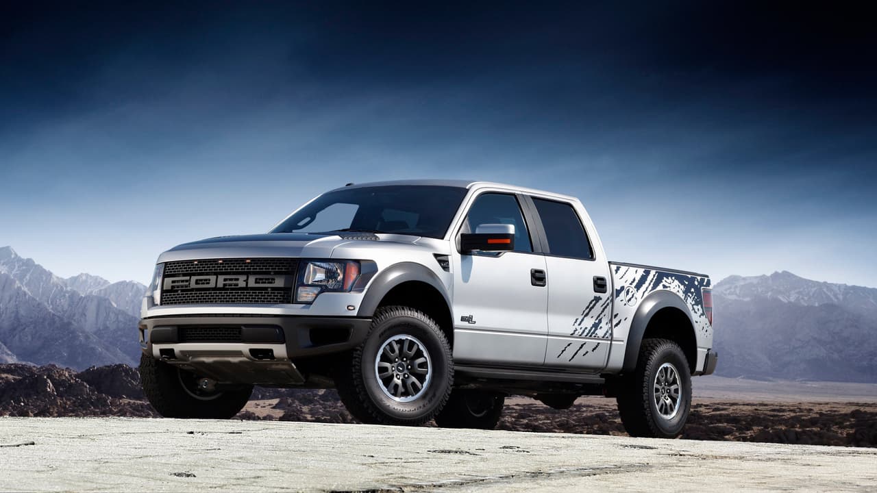 <h3 class="cms-h3-H3"><b>Ford F-150 SVT Raptor 2009-2014</b></h3>
<br>
<br>La primera generación de la Raptor fue el último vehículo desarrollado por la desaparecida División de Vehículos Especiales (SVT por sus siglas en inglés) de Ford. Más que enfocada en poder, la Raptor fue pensada para el manejo todoterreno y en eso su comportamiento es tan implacable como es impecable. La SVT Raptor estaba equipada con un V8 de 6.2 litros que producía 411 caballos de fuerza y 434 lbs.-pie de torque gerenciados por una transmisión automática de 6 velocidades. El éxito de la SVT Raptor aseguró la continuación del modelo el cual ahora se encuentra en su
<a href="http://www.univision.com/noticias/a-bordo/ford-f-150-raptor-2017-prueba-a-bordo-completa-video" target="_blank">segunda generación</a>.