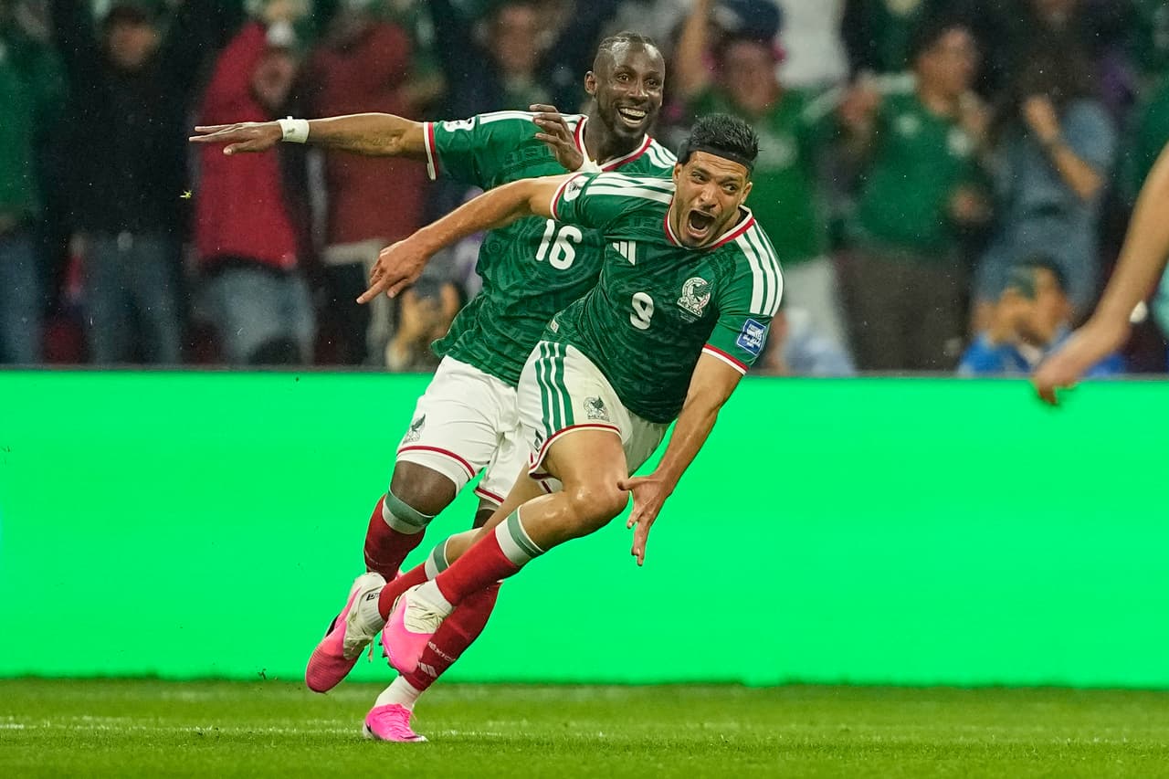 El mexicano Raúl Jiménez (9) celebra con su compañero Julián Quiñones (16) tras anotar el segundo gol de su equipo durante el partido de dieciseisavos de final de la Copa del Mundo entre México y Ecuador, en Ciudad de México, el martes 30 de junio de 2026.
