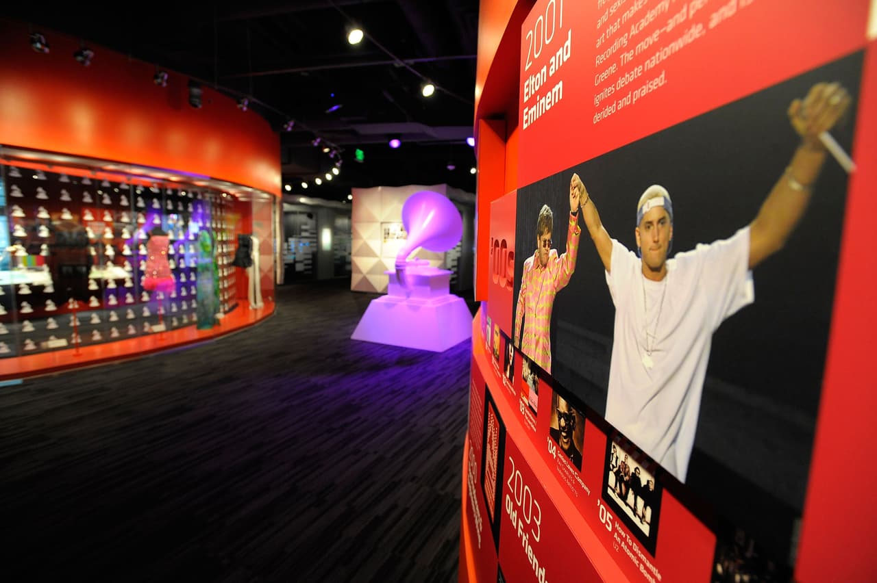 <a href="https://www.grammymuseum.org/exhibits/museum-at-home" target="_blank">Museo Grammy</a> de Los Ángeles abrió por primera vez sus archivos para compartir con el público durante la cuarentena provocada por el Covid-19. En su página no solo puedes acceder a visitas virtuales y música, sino también a cursos diarios en diversos temas relacionados con la música.