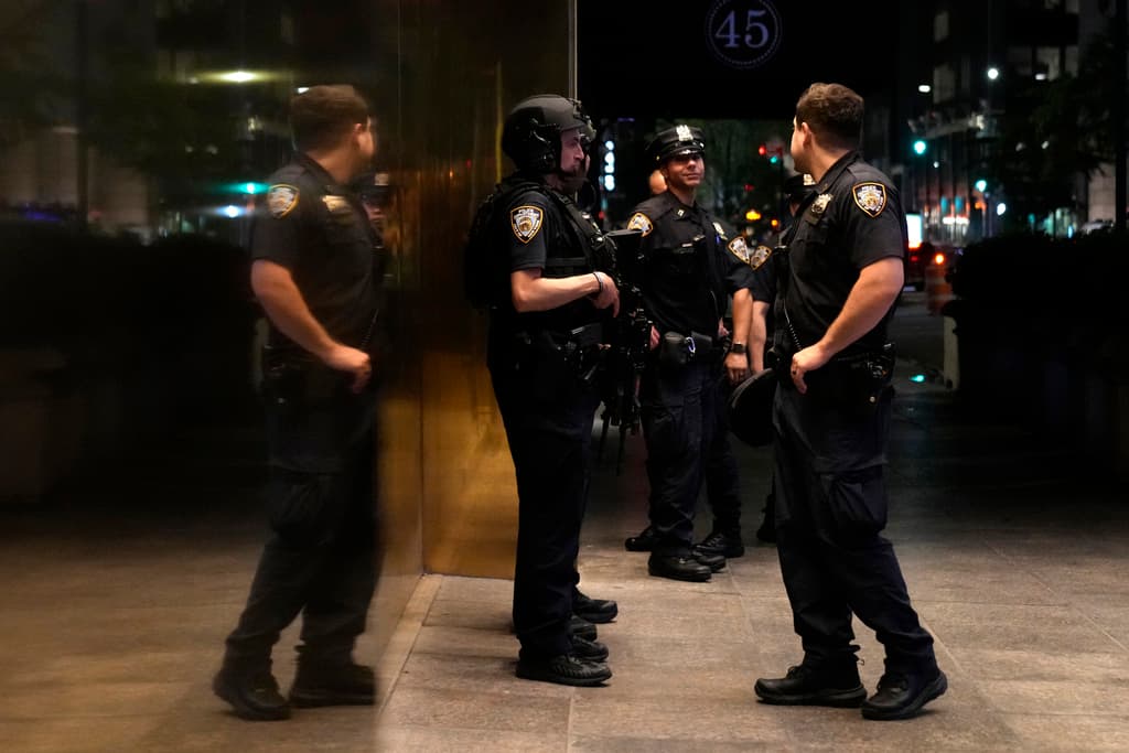 En la Quinta Avenida de Manhattan, el servicio de emergencia local y la policía antiterrorista fueron desplegados en la Torre Trump.
