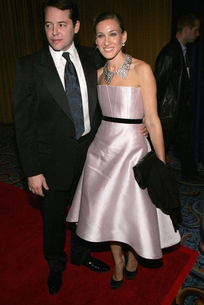 Sarah sabe cómo lucir un vestido elegante como este.