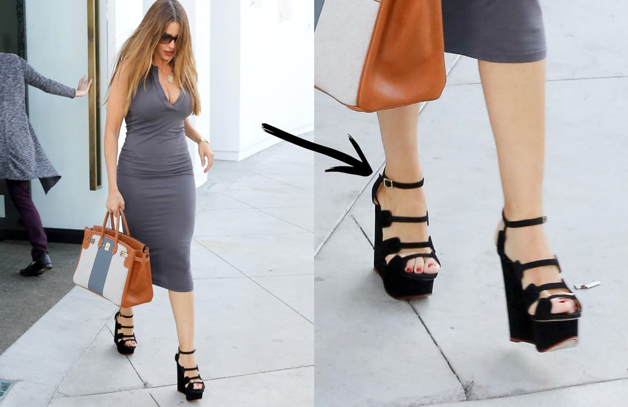 Esas sandalias están divinas, son de ante, negras de pulsera al tobillo y con una plataforma.