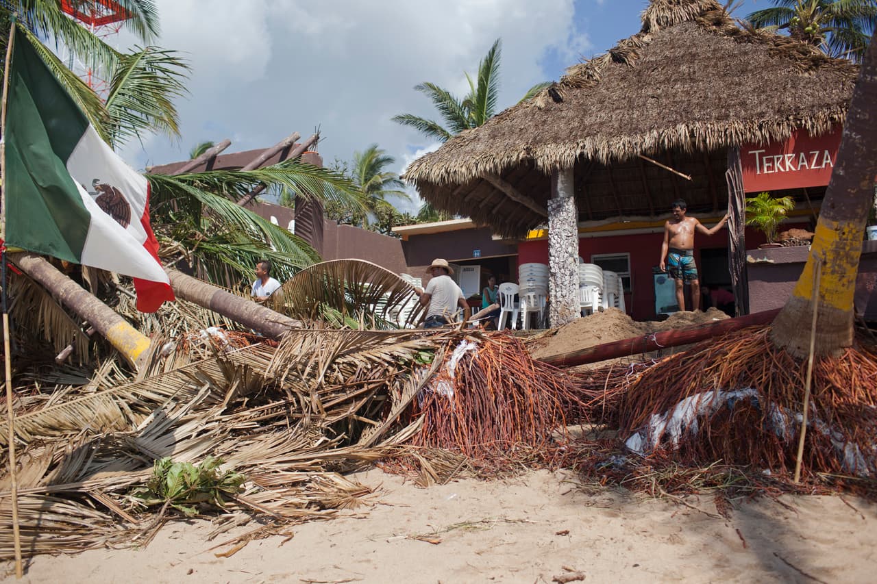<b>Huracán Patricia, 2015.</b> Se repitió la historia. El Centro Nacional de Huracanes de EEUU emitió una alerta el 23 de octubre de 2015: la tormenta alcanzó la categoría 5.
<br>“Ningún huracán de esta magnitud había impactado el Pacífico mexicano”,
<br>escribió en su cuenta de Twitter el presidente Enrique Peña Nieto. En Jalisco las autoridades trasladaron a unas 50 mil personas de las zonas en riesgo y habilitaron un refugio temporal. Josh Morgerman ‒el cazahuracanes- se hallaba en un hotel de Emiliano Zapata, un pequeño pueblo cerca de la costa del Pacífico‒ y degradó la presión del huracán en su reporte final. Así que de los 100 millones de dólares que se esperaban obtener, el pago se redujo a 50 millones de dólares.
