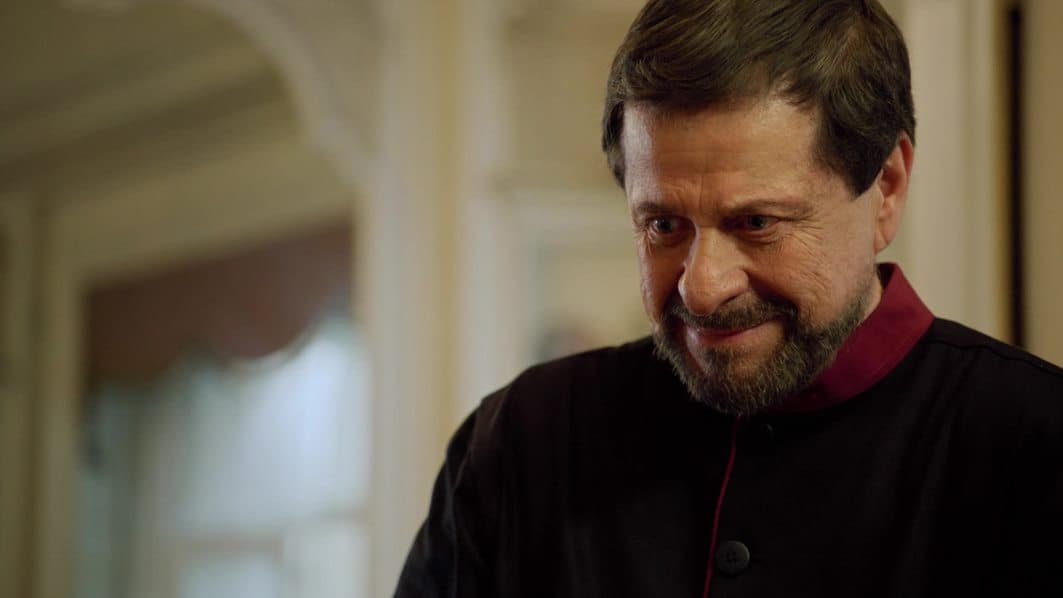 El 
<b>padre Stefano Nicolazi</b> se ha mantenido cerca de la familia Montana luego de creer que un ángel se le apareció para darle la noticia de que el Mesías llegaría. Su mayor interés es convertirse en un profeta y que su iglesia tome el poder cuando se revele la identidad de Ricardo.