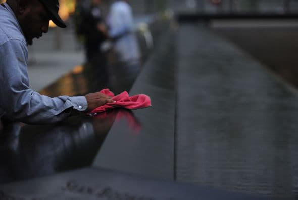 La ceremonia para conmemorar el decimotercer aniversario del 11 de septiembre de 2001 con la que los neoyorquinos recuerdan a las casi 3,000 víctimas de los atentados de esa fecha contra Estados Unidos, arrancó en el Memorial del 9/11. Líderes políticos, familiares de las víctimas y agentes de orden participaron en la ceremonia en la cual los nombres de cada víctima fueron leídos.