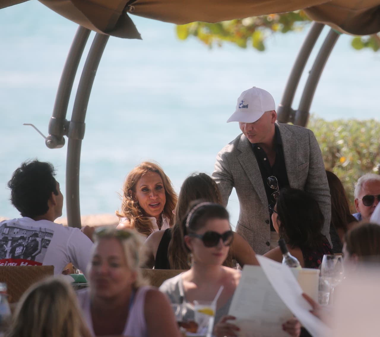 A Lina también la saludó, ella disfruta mucho con la música que hace el cubano y es una de sus más fieles seguidoras.