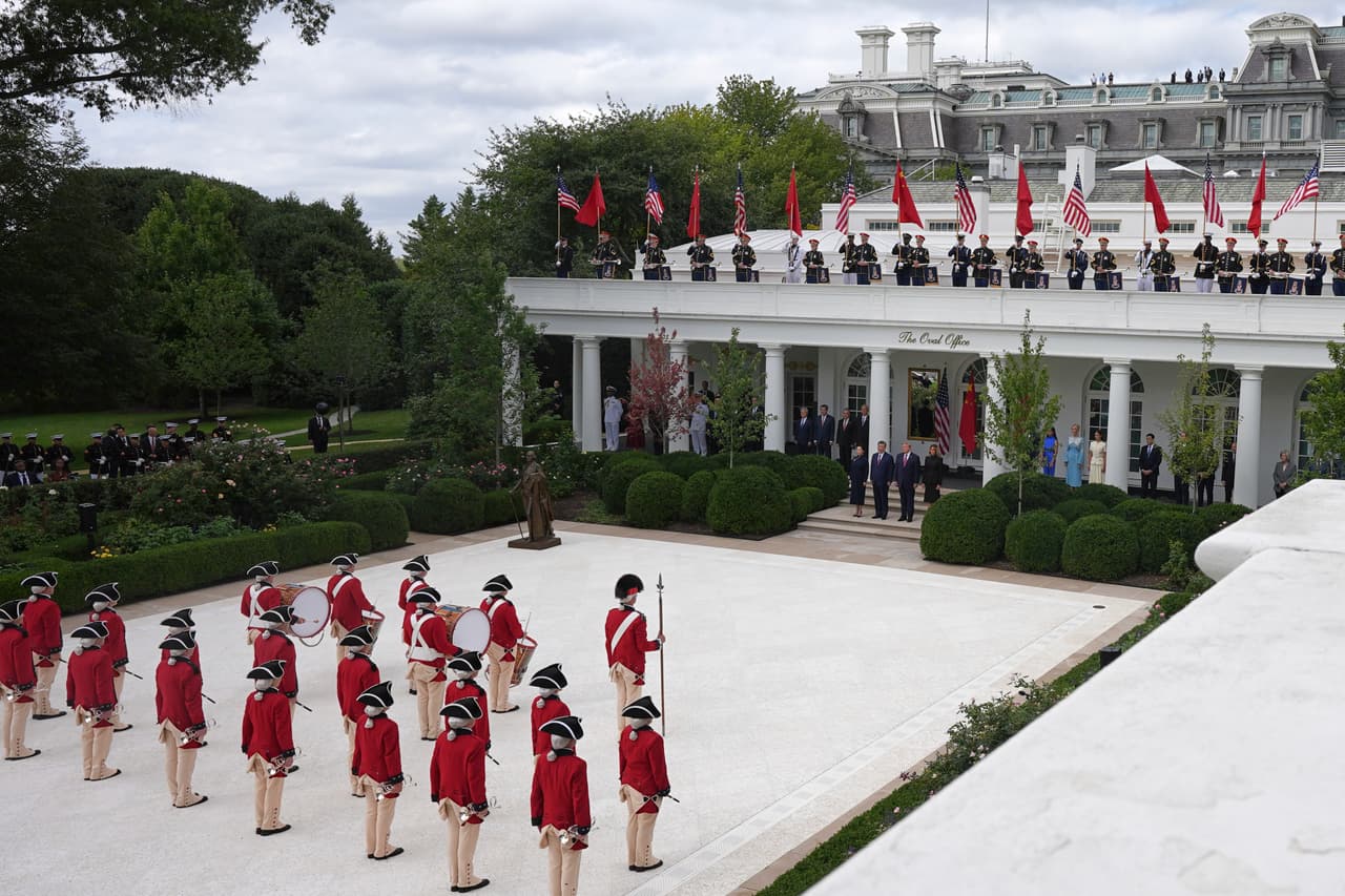 La visita de Xi Jinping a la Casa Blanca estuvo acompañada por una ceremonia protocolaria con una destacada exhibición militar y aérea. El despliegue incluyó la participación de elementos de las Fuerzas Armadas y un espectáculo en el cielo, como parte de los actos oficiales organizados para recibir al mandatario chino.