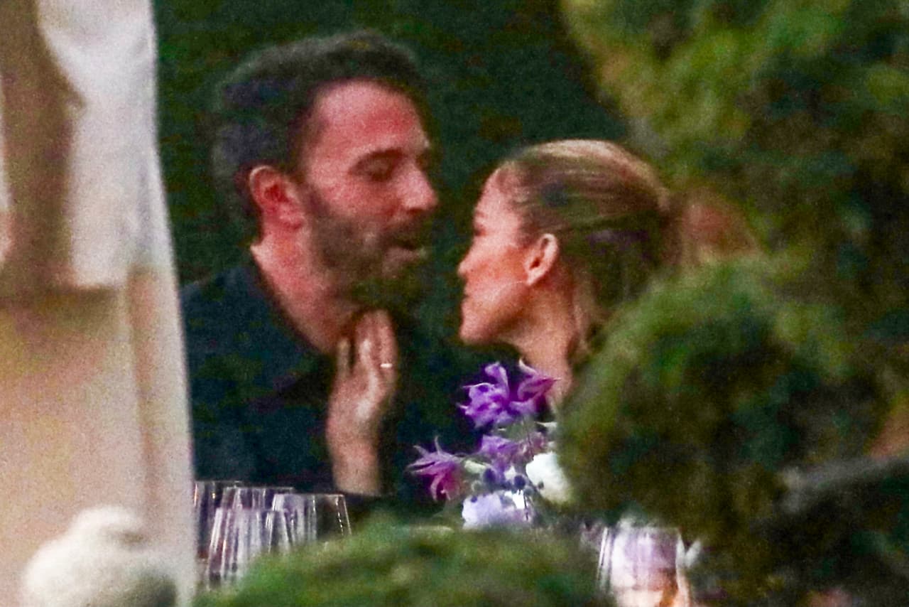El domingo 13 de junio,
<b><a href="https://www.univision.com/temas/ben-affleck"> Jennifer López y Ben Affleck</a></b> por fin fueron 
<b>captados besándose</b> mientras disfrutaban de una comida familiar.
<br>
