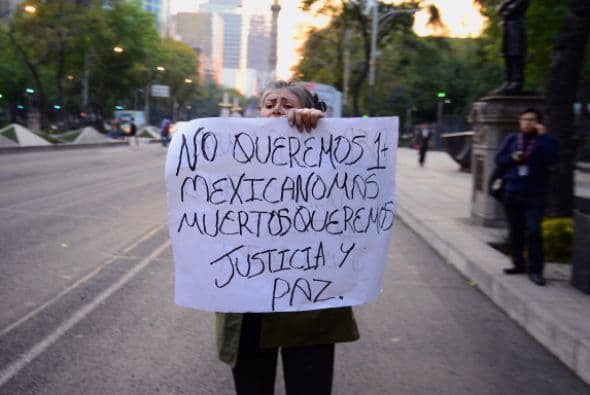 Entre los manifestantes, muchos vestidos de blanco, se encontraban familiares, amigos y miembros de organizaciones defensoras de los derechos de los migrantes.