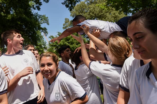 Mujeres y hombres participan de esta tradición que se remonta a 1907.