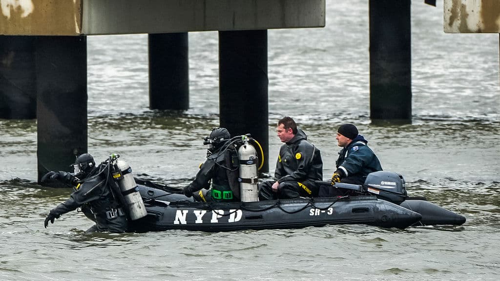 Buzos del Departamento de Policía de Nueva York buscan junto al lugar donde se estrelló un helicóptero en el río Hudson el 11 de abril de 2025 en Jersey City, Nueva Jersey. Una familia española y el piloto murieron después de que el helicóptero turístico se estrellara en el río Hudson frente al Bajo Manhattan.