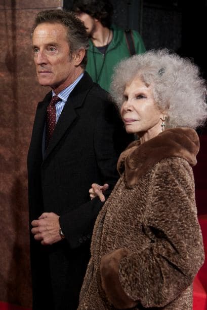 Cayetana se encuentra rodeada de sus seres queridos en este momento.