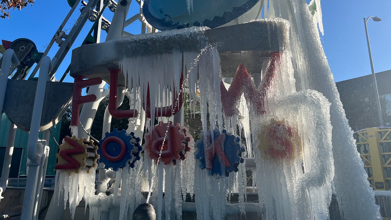 Paisajes congelados como estos ocurrieron en varias fuentes alrededor de la ciudad de Houston.