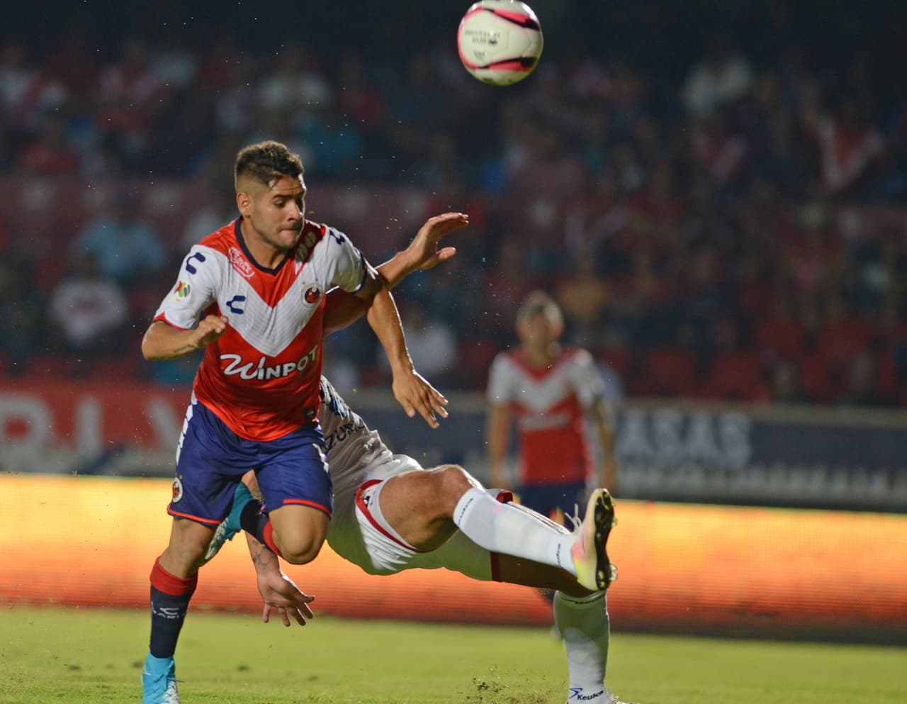 <b>Daniel Villalva</b>: pasa de los Tiburones Rojos del Veracruz a los Gallos Blancos del Querétaro.