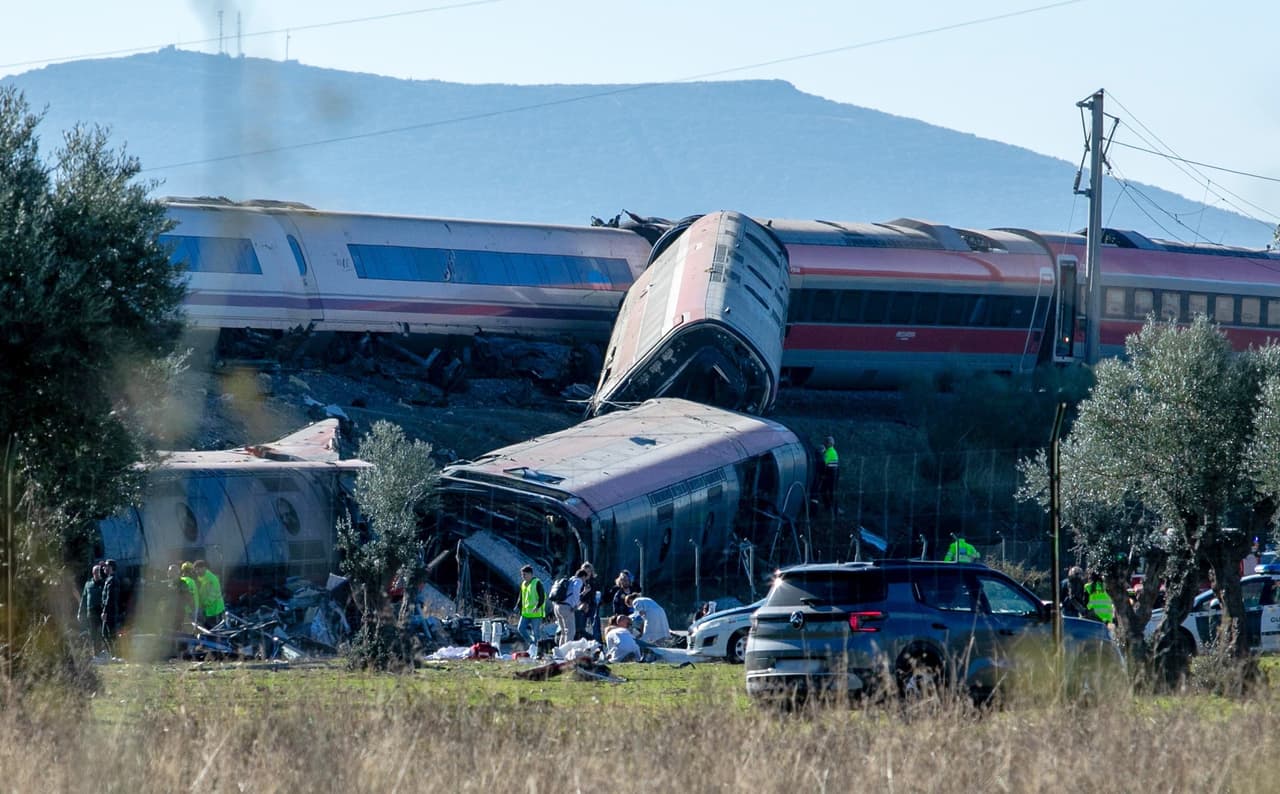 Los servicios de emergencias asisten a las víctimas de un accidente de tren en Urda, en el centro de España, el 28 de octubre de 2026.