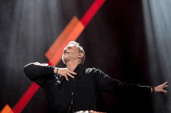 El español Miguel Bosé fue otro de los artistas internacionales que se unió al concierto de 'Estamos Unidos Mexicanos'. "Estaremos aquí y lo estaremos siempre, lo sepáis", señaló el intérprete durante su presentación. Además, hizo hincapié en que este evento fue realizado para "ser solidarios, dar apoyo, inspiración a tanta gente mientras lo sucedido se levanta".