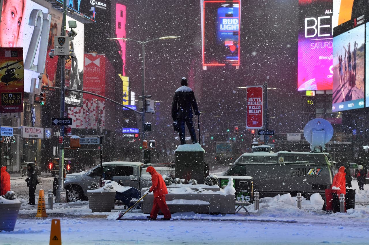 La vista de la nieve desde Times Square, ese punto de la ciudad que no falta en la visita de muchos turistas.