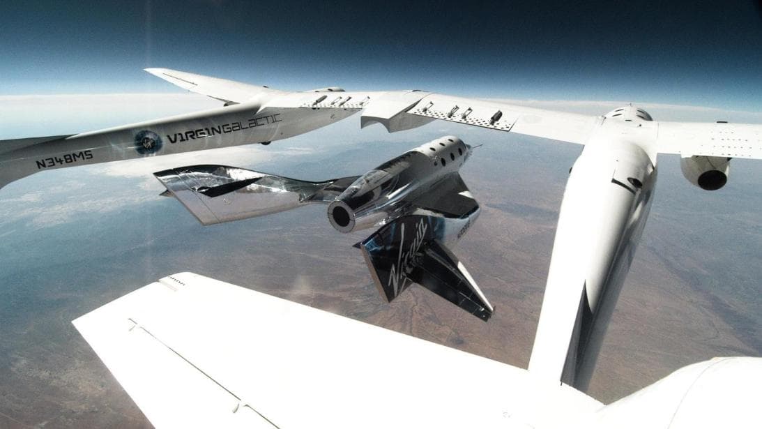 El VSS Unity es un avión espacial supersónico que despega como cualquier otro avión desde una pista. Este va colgado del portaaviones VMS Eve, que una vez alcanza las 8 millas (13 km) de altura, donde tanto el tirón de la gravedad como la densidad del aire es menor, se desprende para encender sus motores impulsados por cohetes y emprender su propio vuelo fuera de la atmósfera a tres veces y media la velocidad del sonido.
<br>
<br>
<b>Contenido relacionado: </b>
<a href="https://www.univision.com/carros/detalles-vss-unity-nave-virgin-galactic-turismo-espacial-fotos">Conoce al VSS Unity, la nave de Virgin Galactic que dará paso al turismo espacial</a>