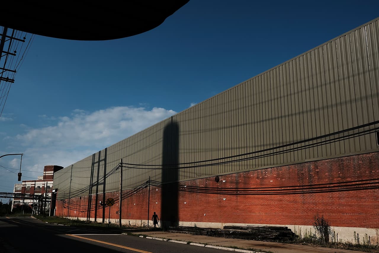 La ciudad de Warren fue un importante centro de manufactura en el pasado. Ahora,
<b> muchas fábricas han cerrado, lo que disparó la tasa de desempleo y las cifras de adicción a los opioides</b>. 
<br>